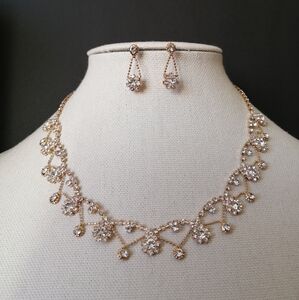 NWT Feminine Elegant Clear Crystals Lopped Flower Gold Collier Necklace Earrings